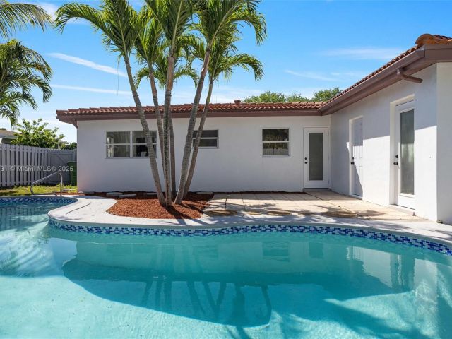 Продажа дома по адресу 1401 NW 45th St - фото 5813339