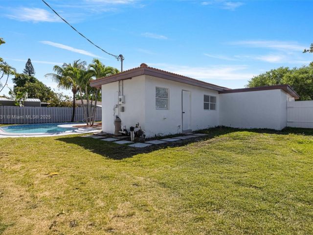 Продажа дома по адресу 1401 NW 45th St - фото 5813340