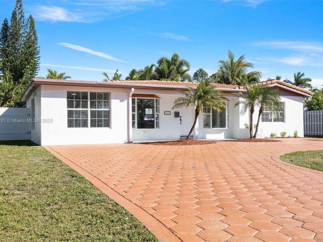 Продажа дома по адресу 1401 NW 45th St - фото 5813341