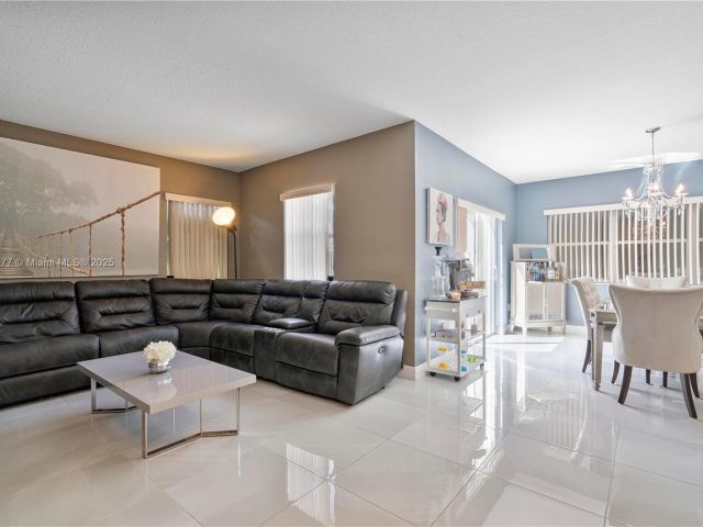 Продажа дома по адресу 7546 NW 18th Dr - фото 5546789