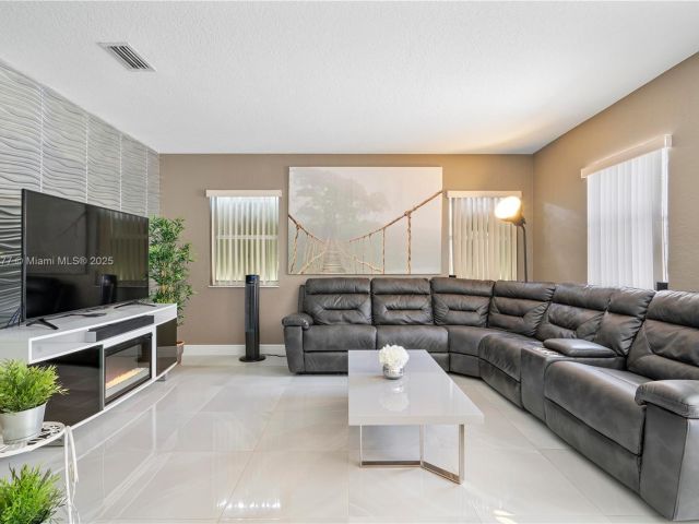 Продажа дома по адресу 7546 NW 18th Dr - фото 5546790