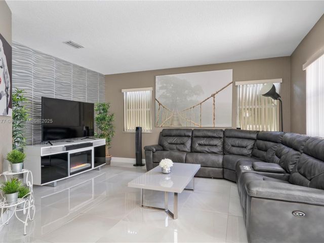 Продажа дома по адресу 7546 NW 18th Dr - фото 5546791