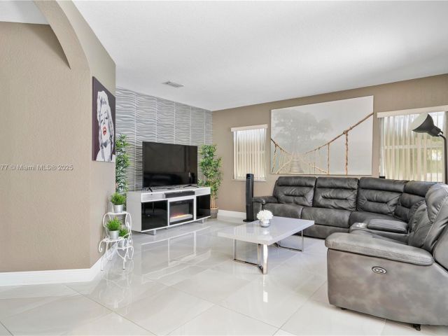 Продажа дома по адресу 7546 NW 18th Dr - фото 5546792