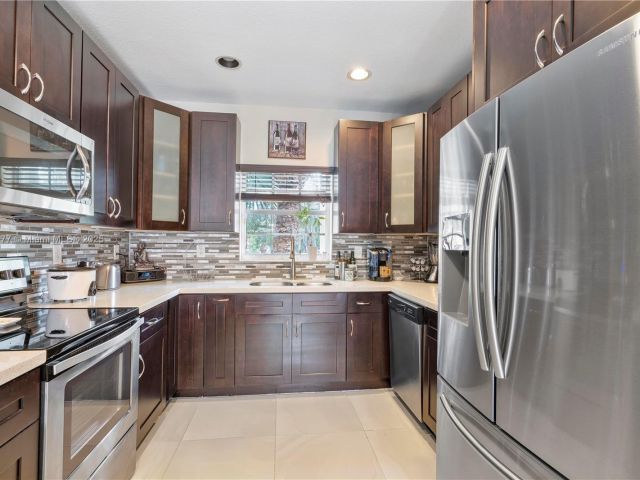 Продажа дома по адресу 7546 NW 18th Dr - фото 5546794