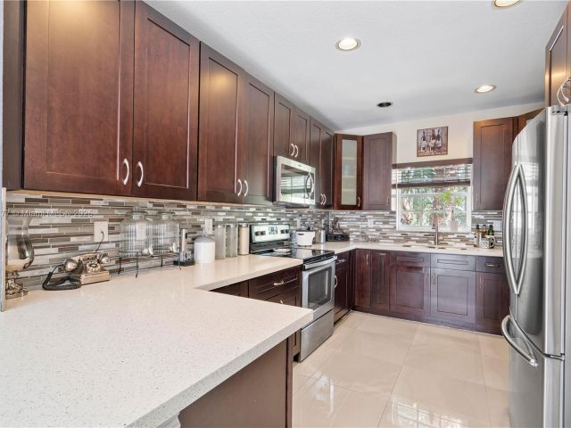 Продажа дома по адресу 7546 NW 18th Dr - фото 5546795