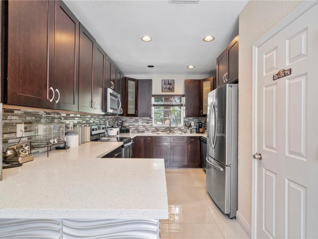 Продажа дома по адресу 7546 NW 18th Dr - фото 5546796