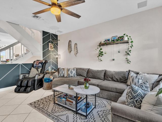 Продажа дома по адресу 1839 N Dixie Hwy 1839 - фото 5813424