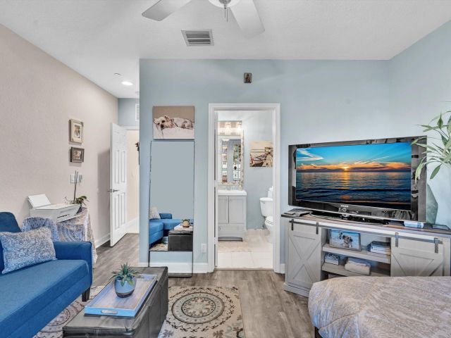 Продажа дома по адресу 1839 N Dixie Hwy 1839 - фото 5813429