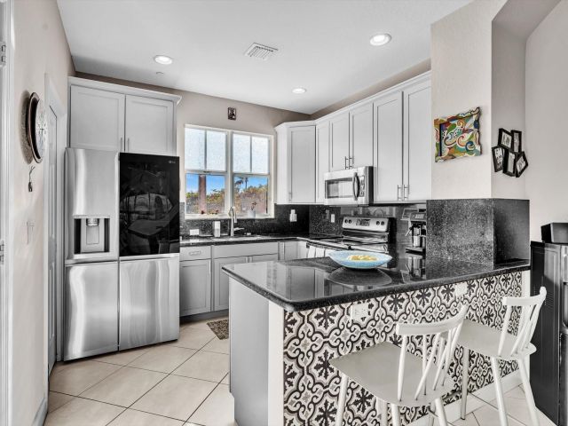 Продажа дома по адресу 1839 N Dixie Hwy 1839 - фото 5813437