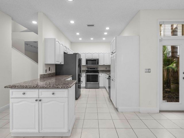 Продажа дома по адресу 6674 NW 25th Avenue - фото 5694348