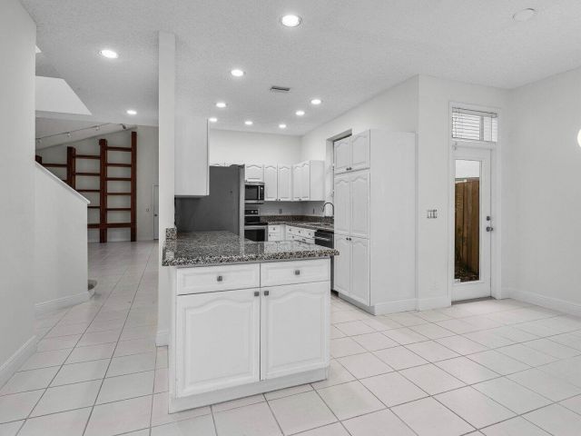 Продажа дома по адресу 6674 NW 25th Avenue - фото 5694349