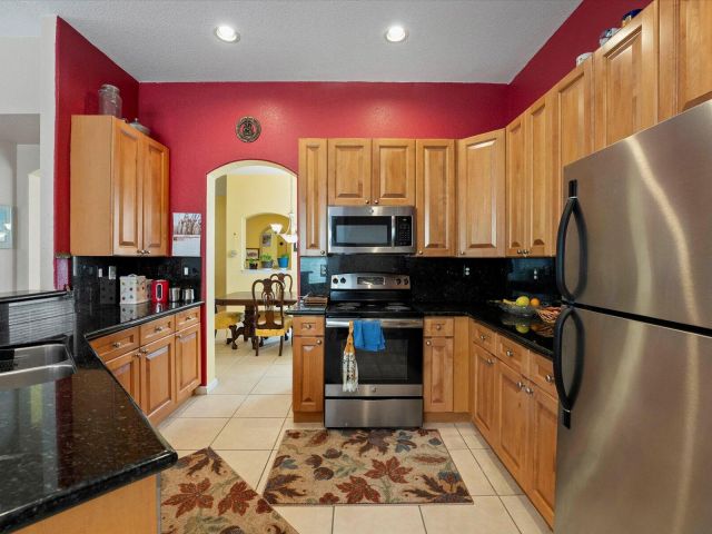 Продажа дома по адресу 5002 Victoria Circle - фото 5750348