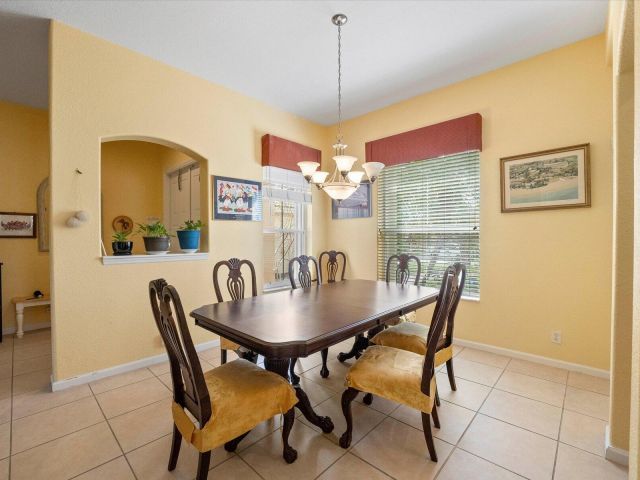 Продажа дома по адресу 5002 Victoria Circle - фото 5750349