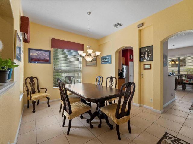 Продажа дома по адресу 5002 Victoria Circle - фото 5750350