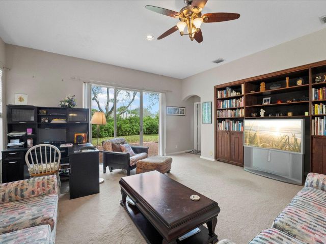 Продажа дома по адресу 5002 Victoria Circle - фото 6116376