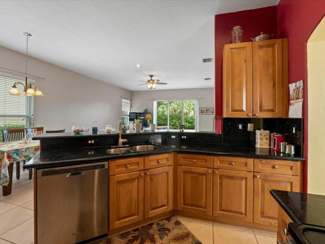 Продажа дома по адресу 5002 Victoria Circle - фото 6116379