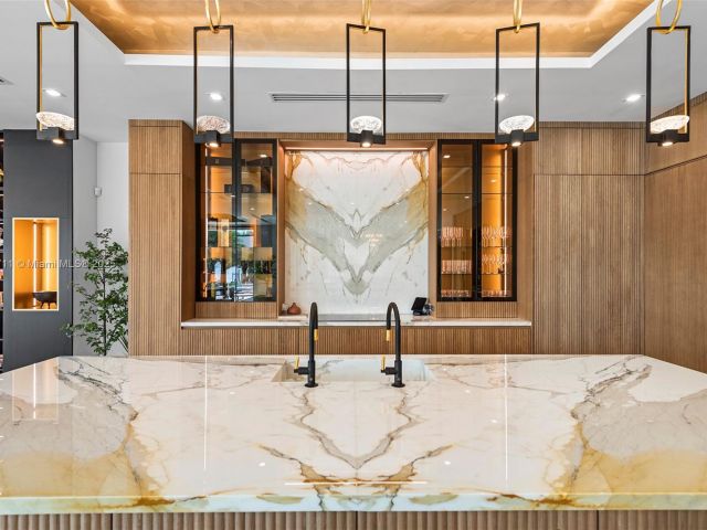 Продажа дома по адресу 501 Middle River Dr - фото 5697959