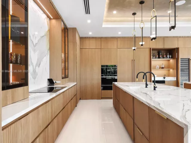 Продажа дома по адресу 501 Middle River Dr - фото 5697956