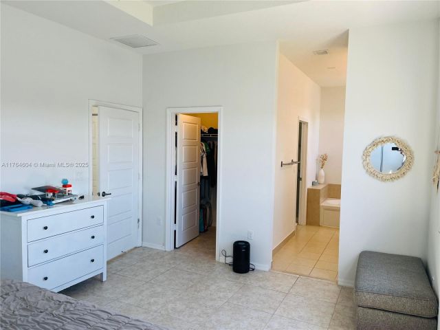 Продажа дома по адресу 616 NE 193rd St - фото 5703396