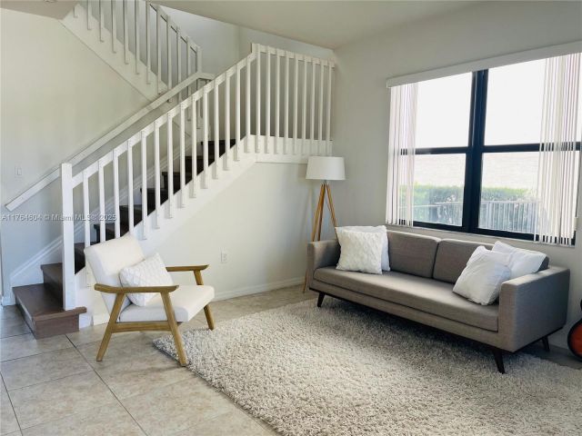 Продажа дома по адресу 616 NE 193rd St - фото 5703398