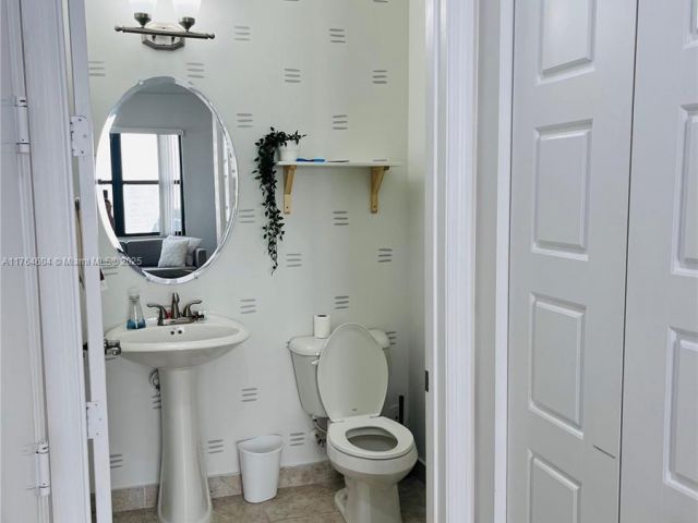 Продажа дома по адресу 616 NE 193rd St - фото 5703400