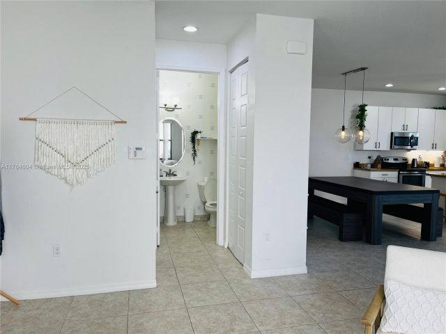 Продажа дома по адресу 616 NE 193rd St - фото 5703401