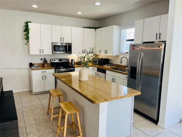 Продажа дома по адресу 616 NE 193rd St - фото 5703402