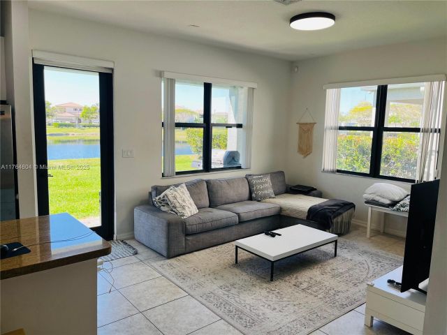 Продажа дома по адресу 616 NE 193rd St - фото 5703404