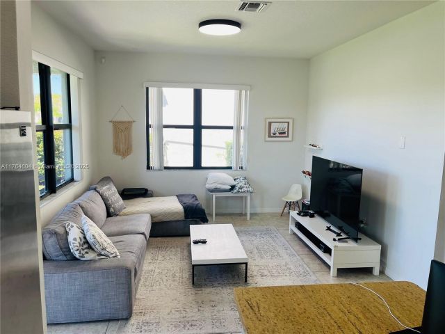 Продажа дома по адресу 616 NE 193rd St - фото 5703405