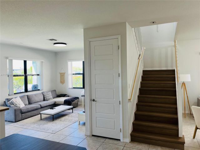 Продажа дома по адресу 616 NE 193rd St - фото 5703406