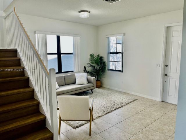 Продажа дома по адресу 616 NE 193rd St - фото 5703407