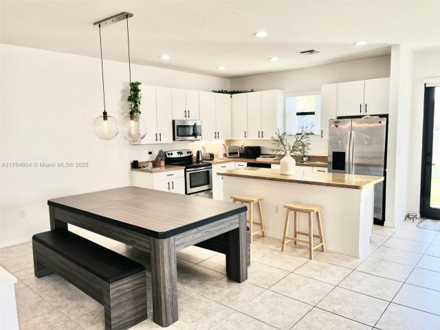 Продажа дома по адресу 616 NE 193rd St - фото 5703408