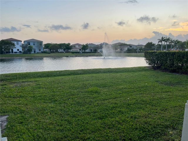 Продажа дома по адресу 616 NE 193rd St - фото 5703412