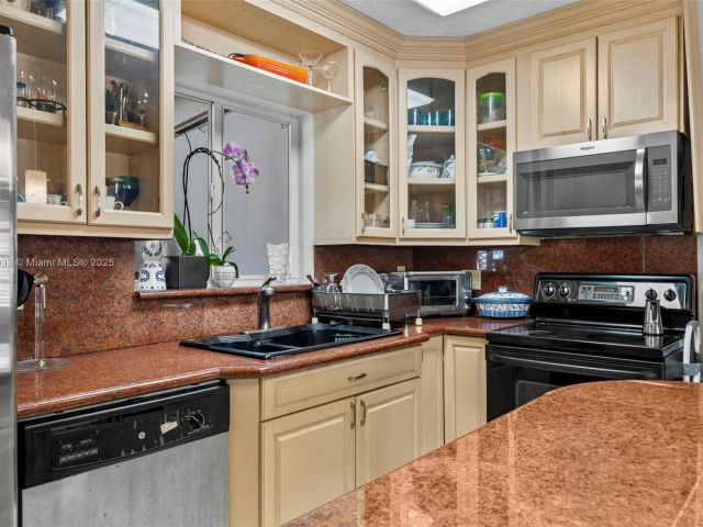 Продажа дома по адресу 5810 SW 22nd St - фото 5840699