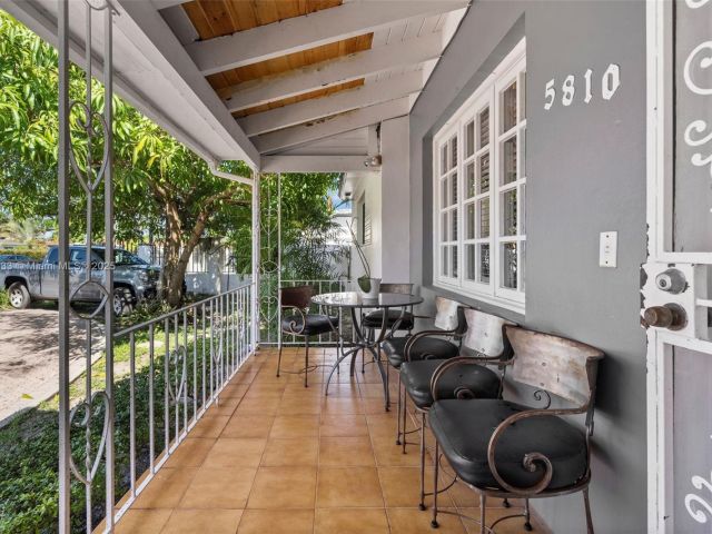 Продажа дома по адресу 5810 SW 22nd St - фото 5840716