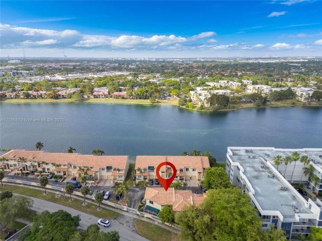 Продажа дома по адресу 789 NE 195th St - фото 5711146