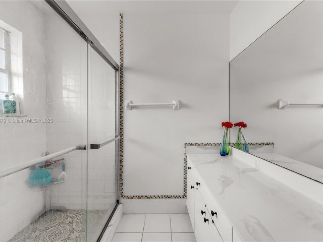 Продажа дома по адресу 789 NE 195th St - фото 5711149