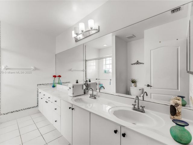 Продажа дома по адресу 789 NE 195th St - фото 5711150