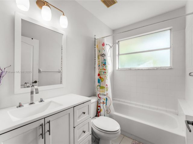 Продажа дома по адресу 789 NE 195th St - фото 5711151