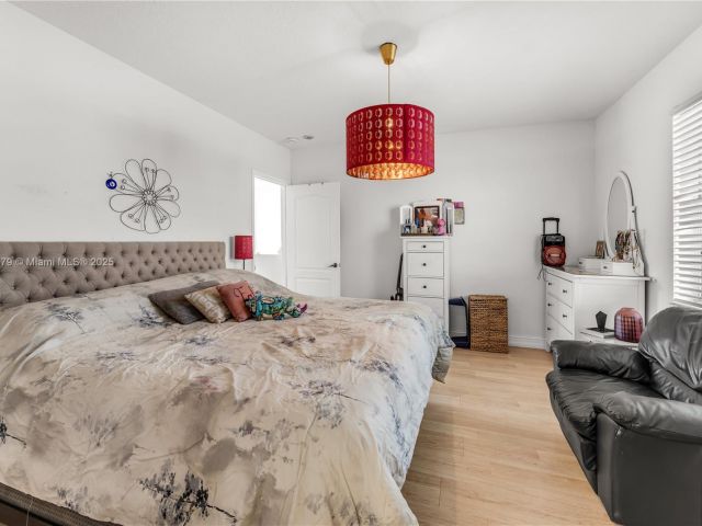 Продажа дома по адресу 789 NE 195th St - фото 5711153