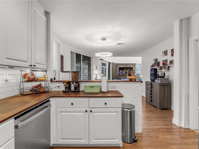 Продажа дома по адресу 789 NE 195th St - фото 5711156