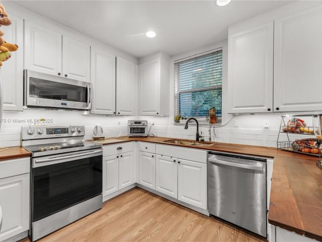 Продажа дома по адресу 789 NE 195th St - фото 5711157