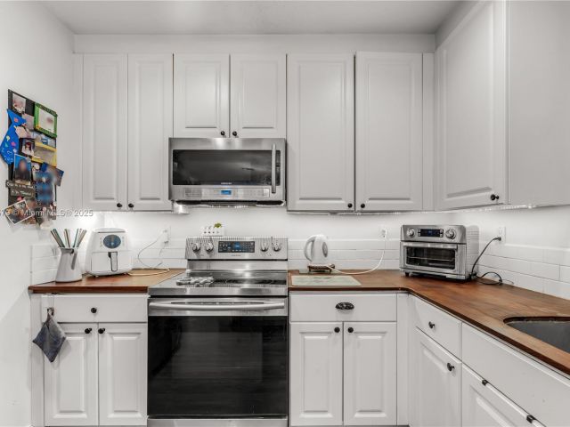 Продажа дома по адресу 789 NE 195th St - фото 5711158