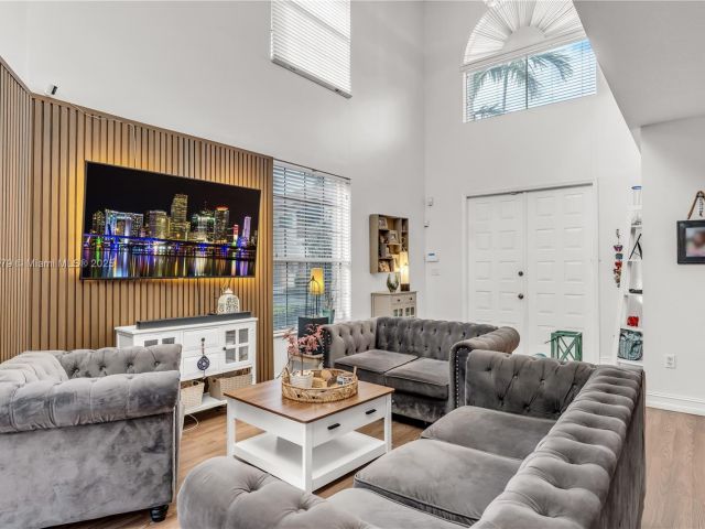 Продажа дома по адресу 789 NE 195th St - фото 5711165