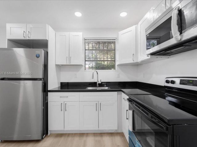 Продажа дома по адресу 2911 NW 30th St - фото 5703175