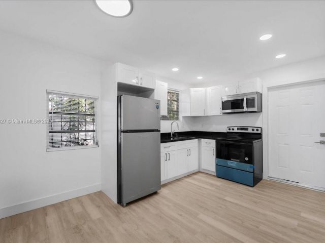 Продажа дома по адресу 2911 NW 30th St - фото 5703176