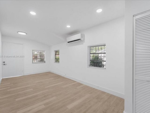 Продажа дома по адресу 2911 NW 30th St - фото 5703182