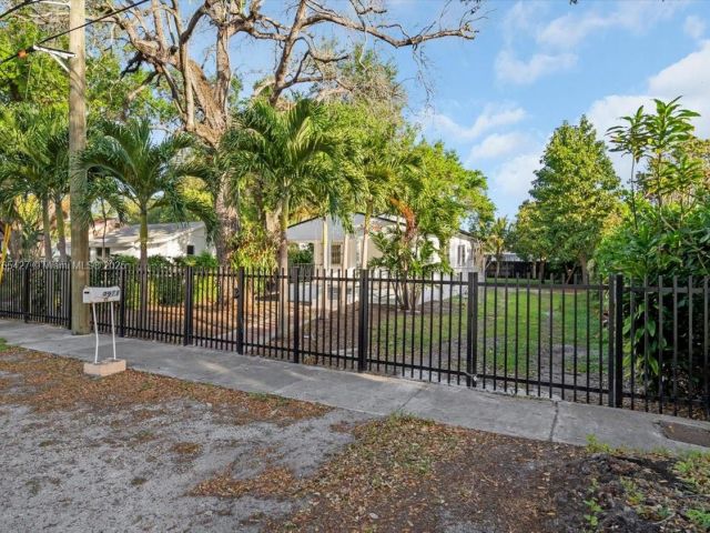 Продажа дома по адресу 2911 NW 30th St - фото 5703189