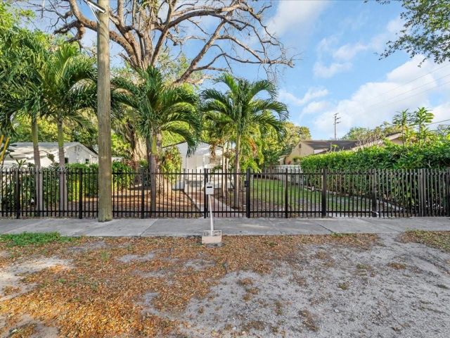 Продажа дома по адресу 2911 NW 30th St - фото 5703192