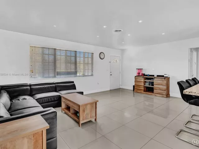 Продажа дома по адресу 4401 Johnson St - фото 5806221